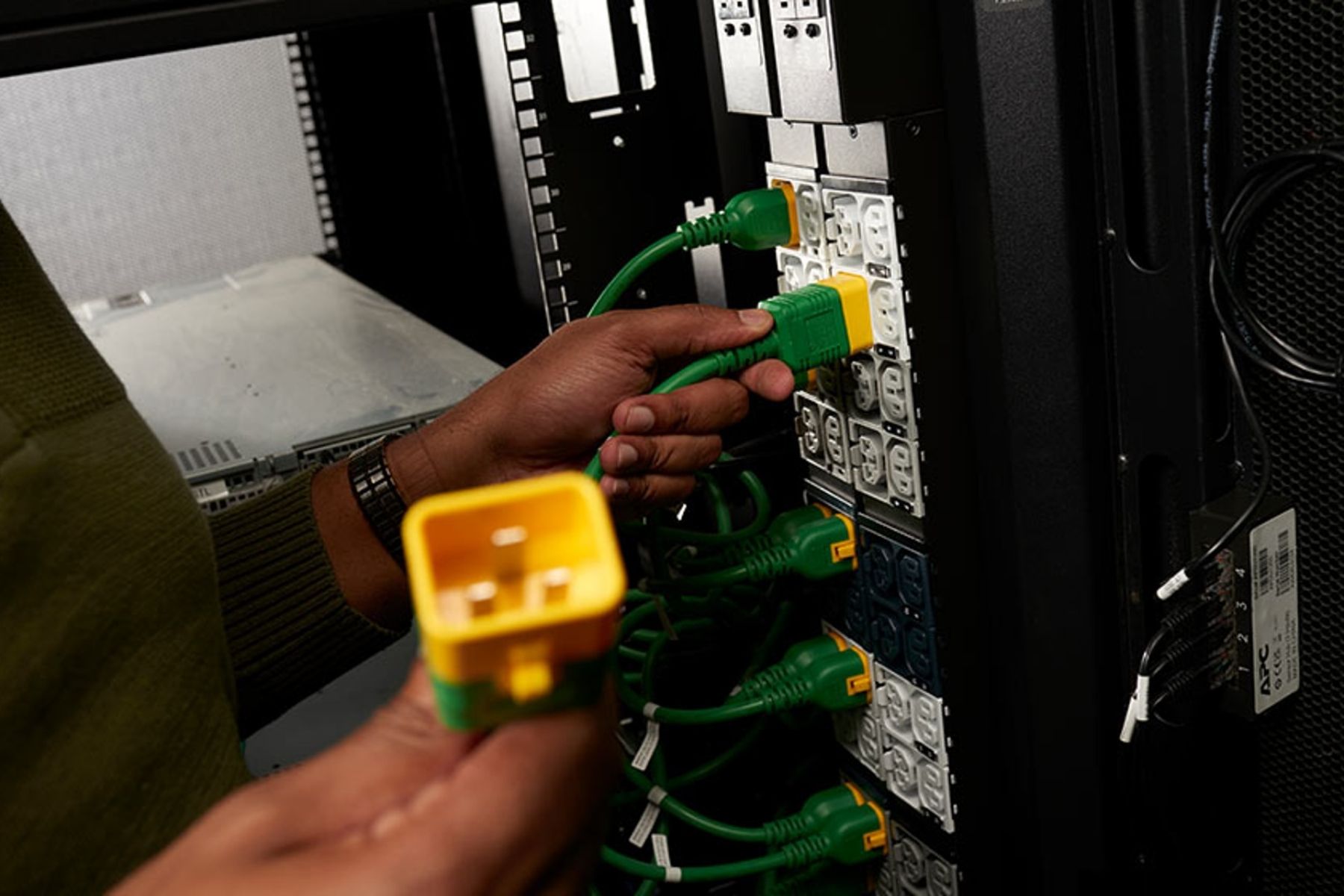 APC NetShelter™ Rack PDU Advanced